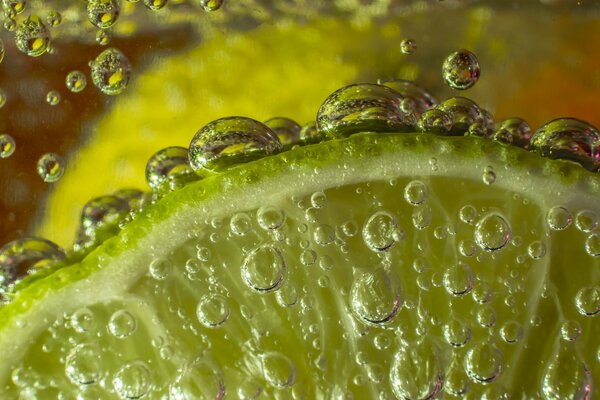 Gros plan de citron vert avec des bulles d eau