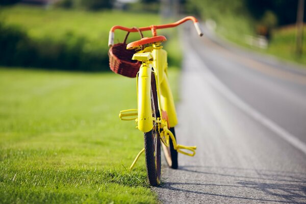 Kinderfahrrad am Straßenrand zurückgelassen