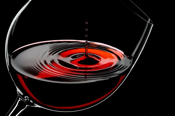 Verre de vin rouge sur fond noir