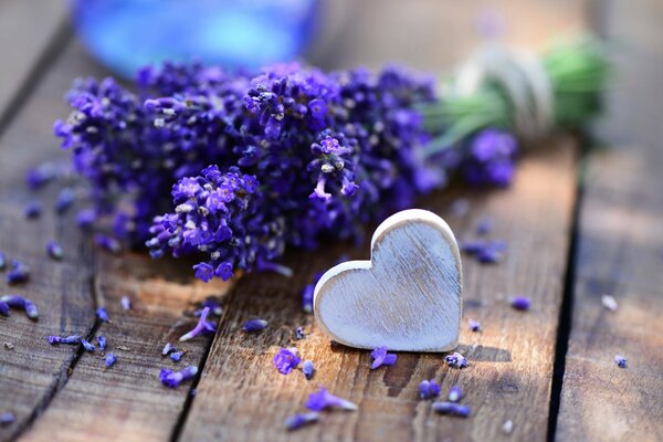 Lavendel Becket auf einem Holztisch mit Herz