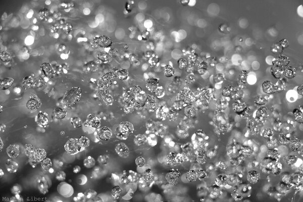 Diamond scattering of water droplets in macro