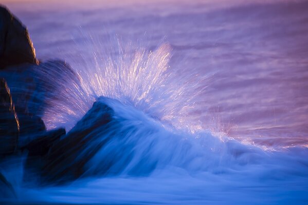 En el mar, el agua era muy espesa, tocando las rocas que sobresalían por el borde