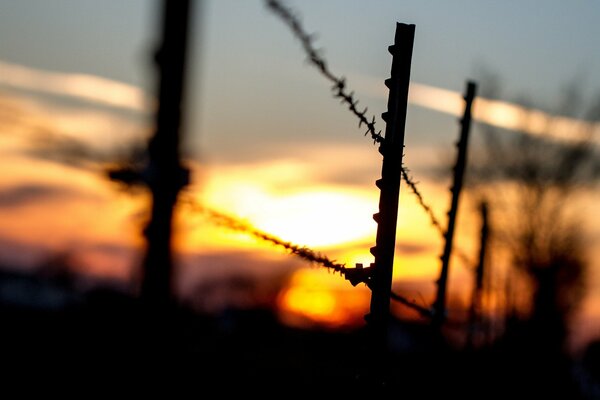 Valla negra en los rayos del atardecer