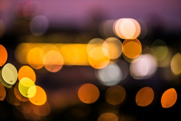 Foto de una ciudad borrosa con luz amarilla. Ciudad de la noche foto borrosa