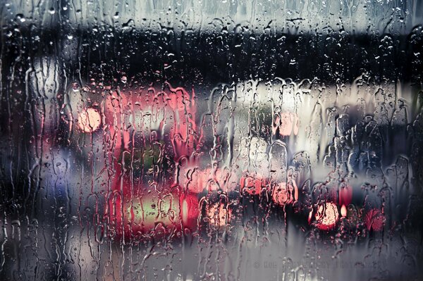 Gouttes de pluie qui coulent sur la fenêtre