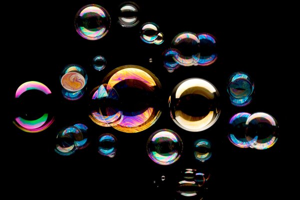 Beaucoup de bulles de savon multicolores sur fond noir