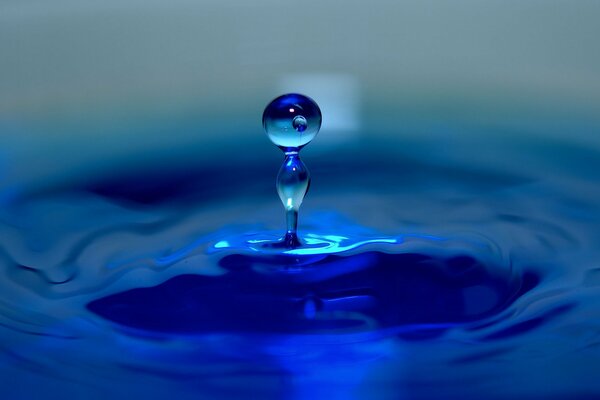 Gota de agua azul con un chapoteo