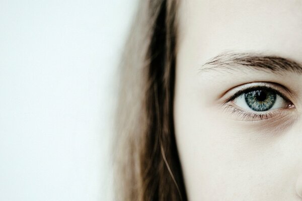 Regard de la jeune fille aux yeux bleus