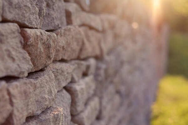 Die Steinmauer beleuchtet von den Strahlen der Sonne