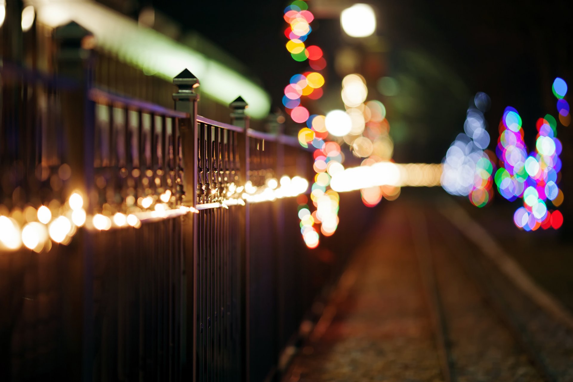 zaun zaun stäbe eisen metall girlande feiertage winter straße lichter bunt bokeh