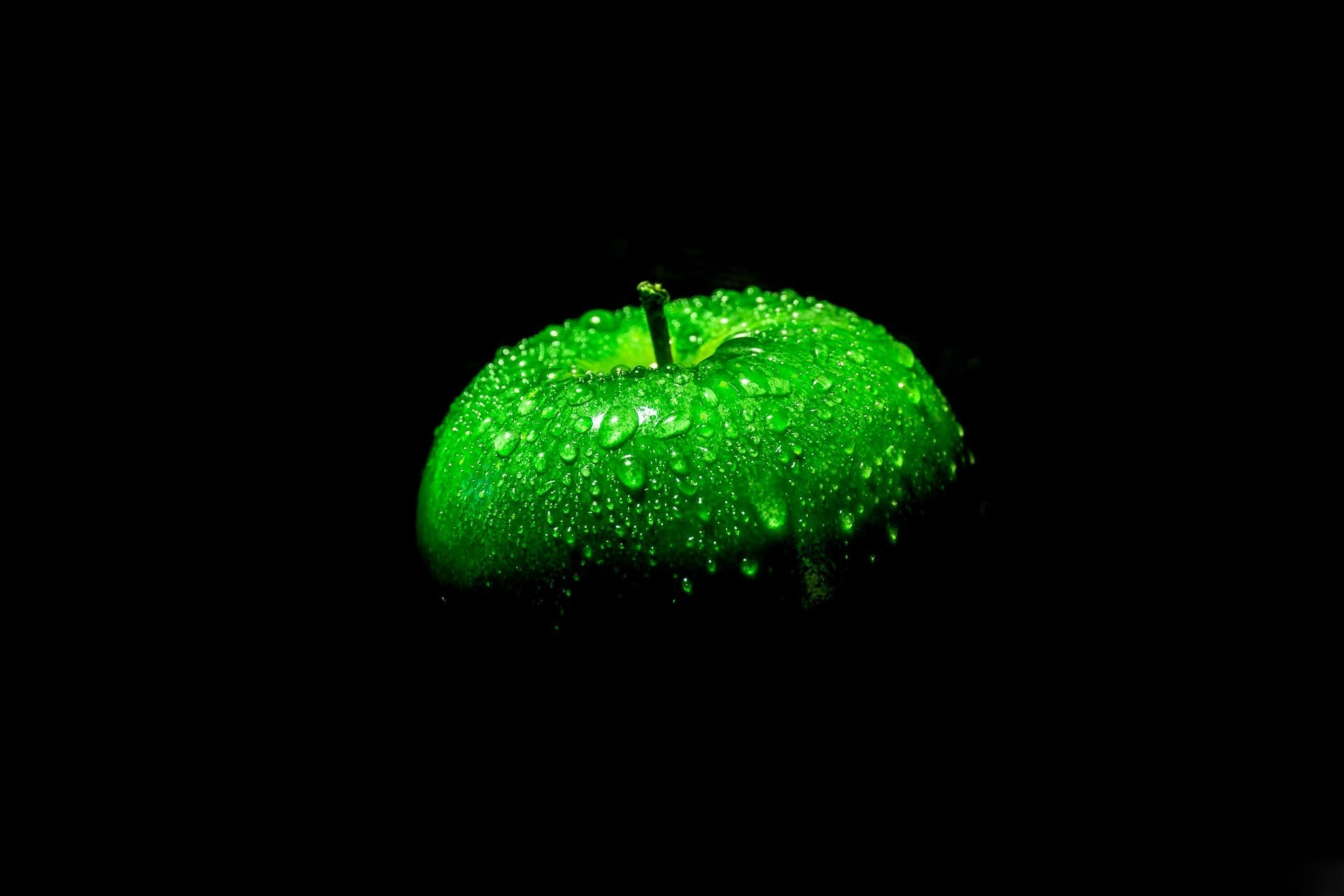 pomme vert fond noir