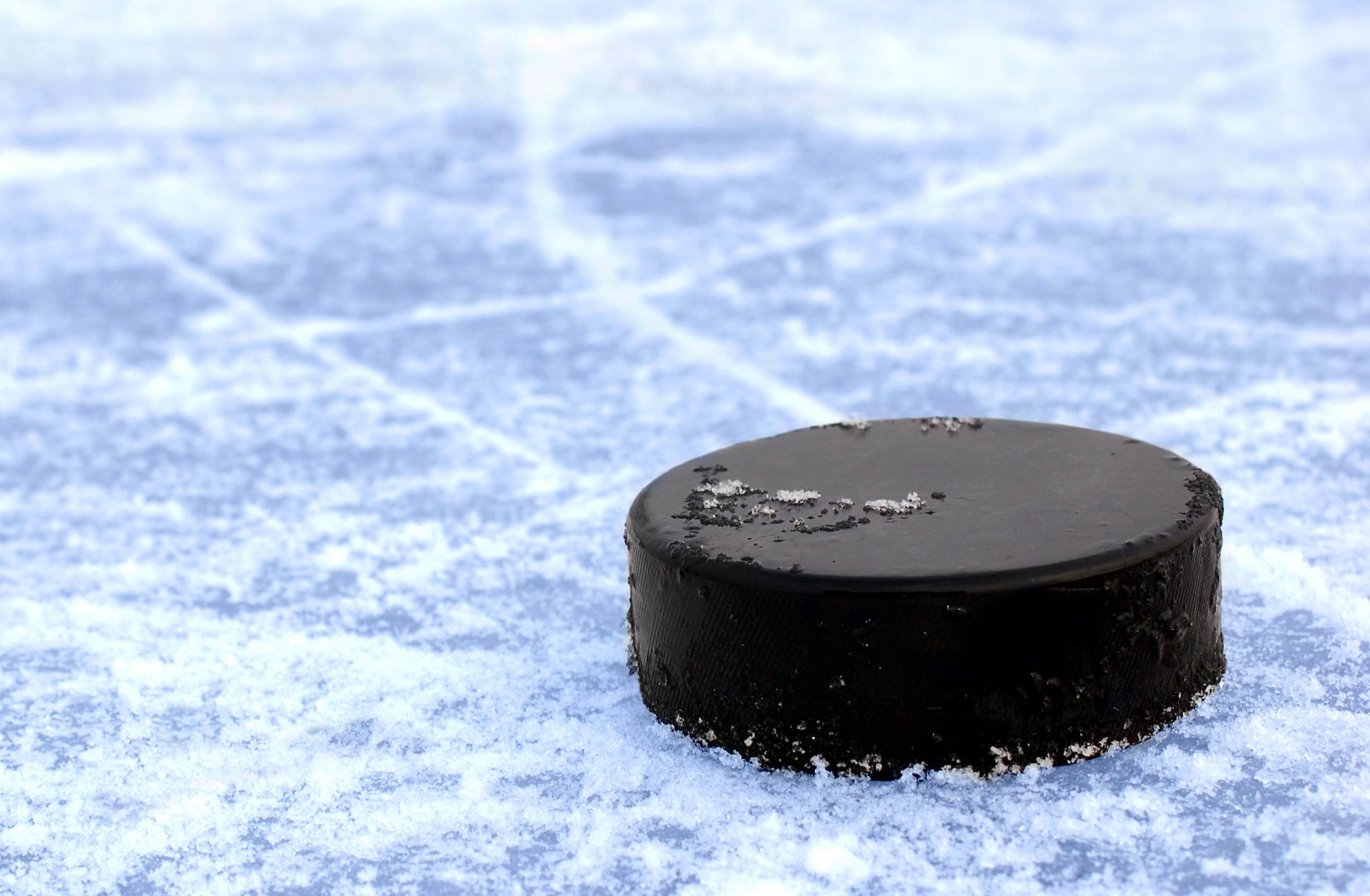 hockey sur glace noir rondelle glace rayures sur glace off plongée lame patins gros plan