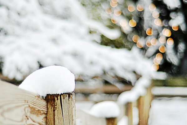 Valla de madera con tapas de nieve