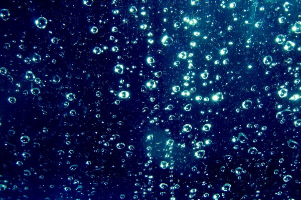 Gotas de agua sobre fondo azul