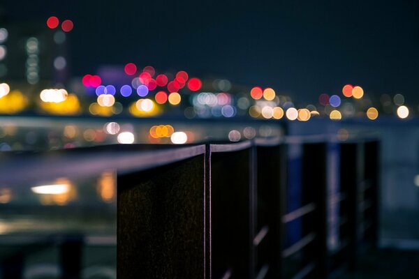 Foto della città di notte. Fotografia macro sullo sfondo della città