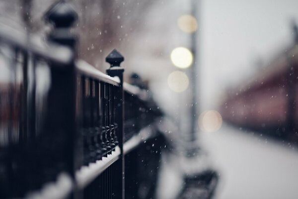 Paesaggio stradale: recinzione e neve