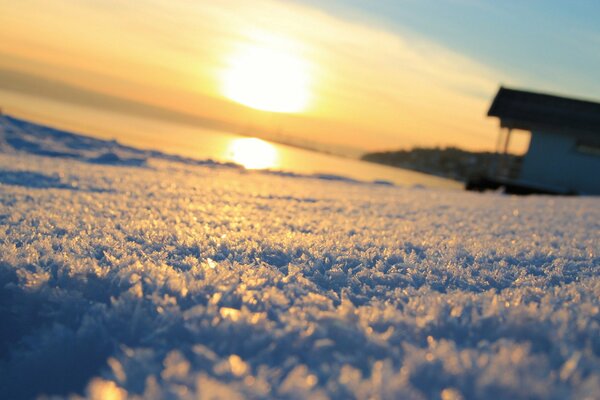 Resbalones de invierno. Brillo del sol en la nieve