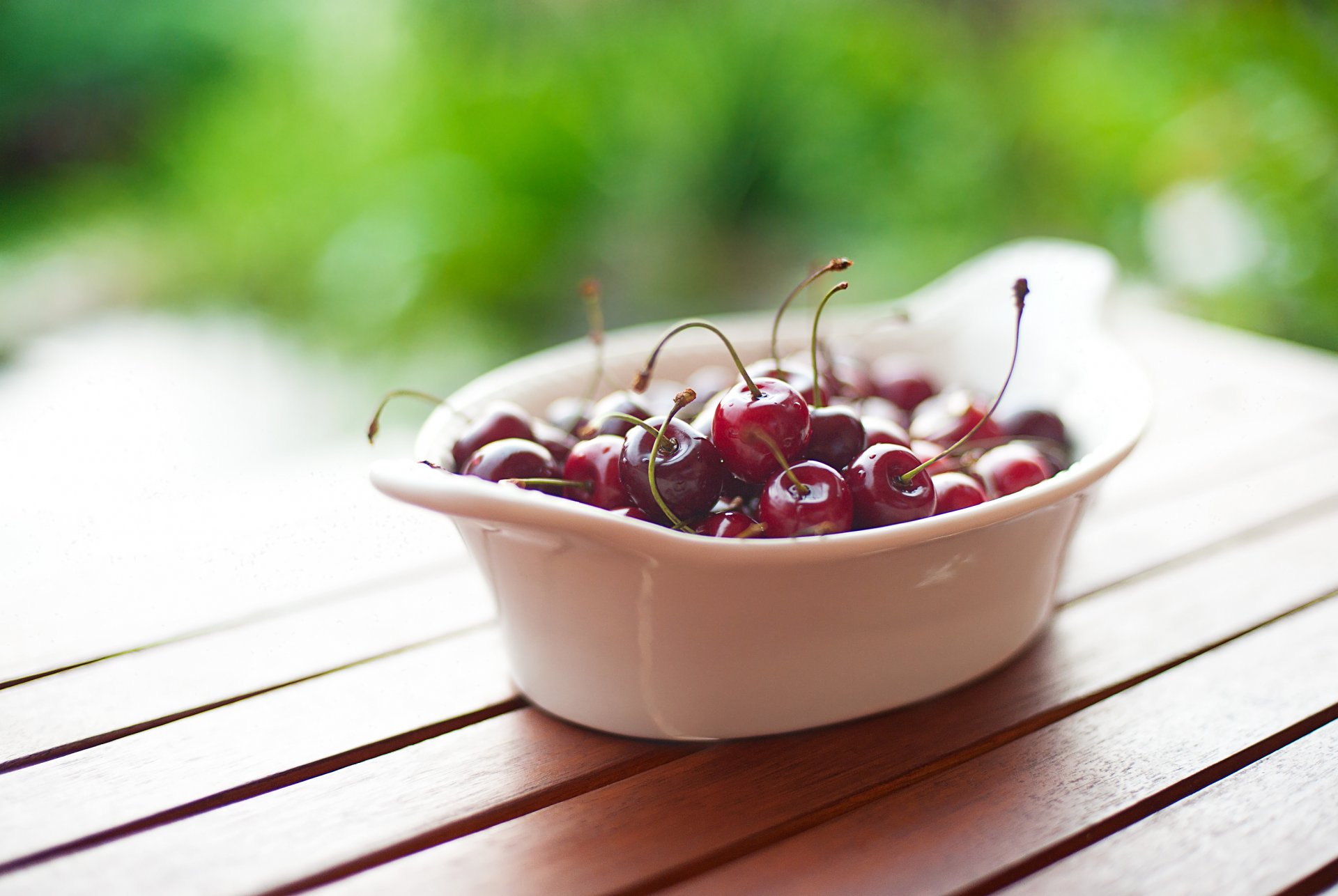 cerezas plato mesa macro