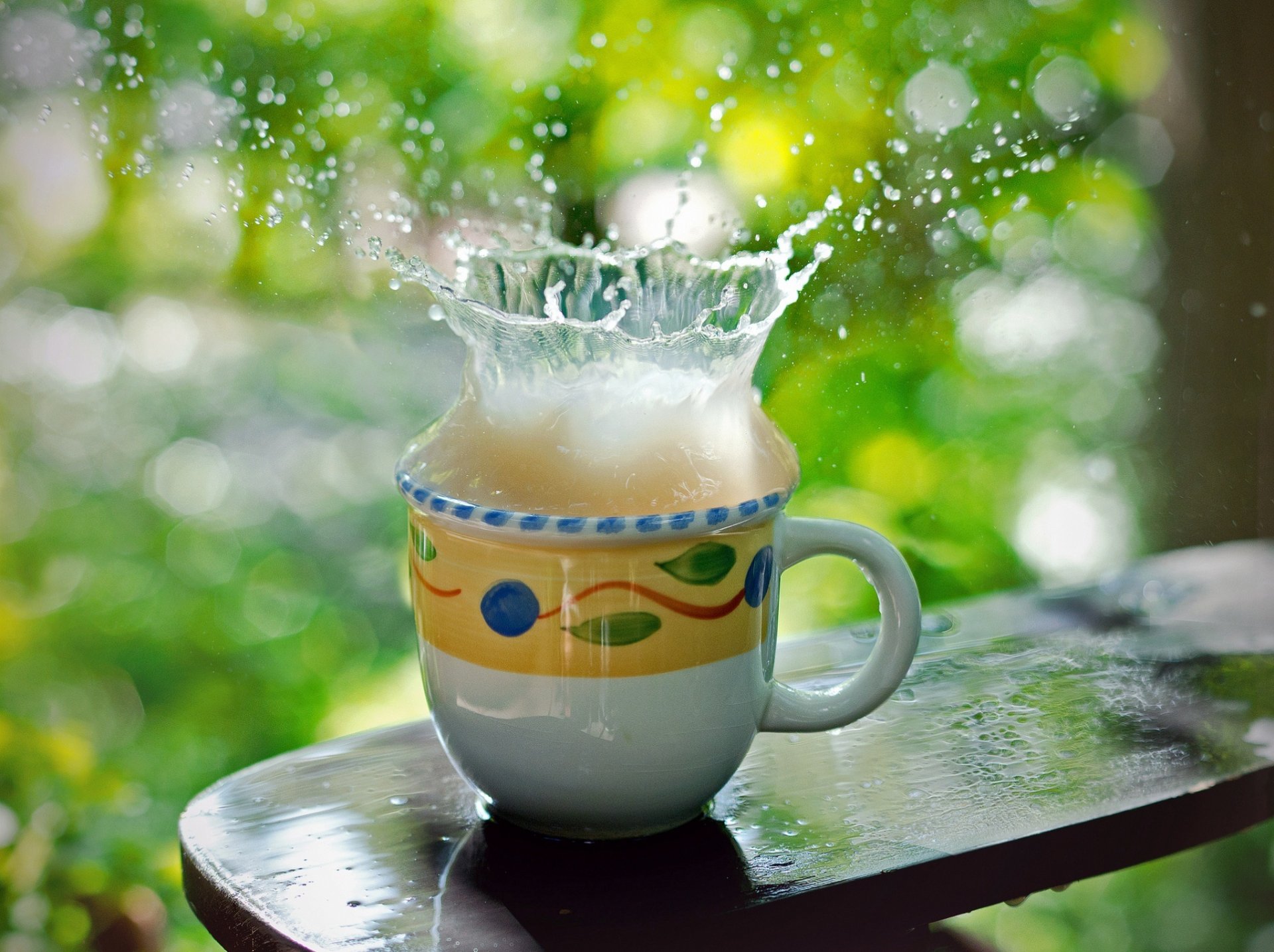 mug water drops spray splash