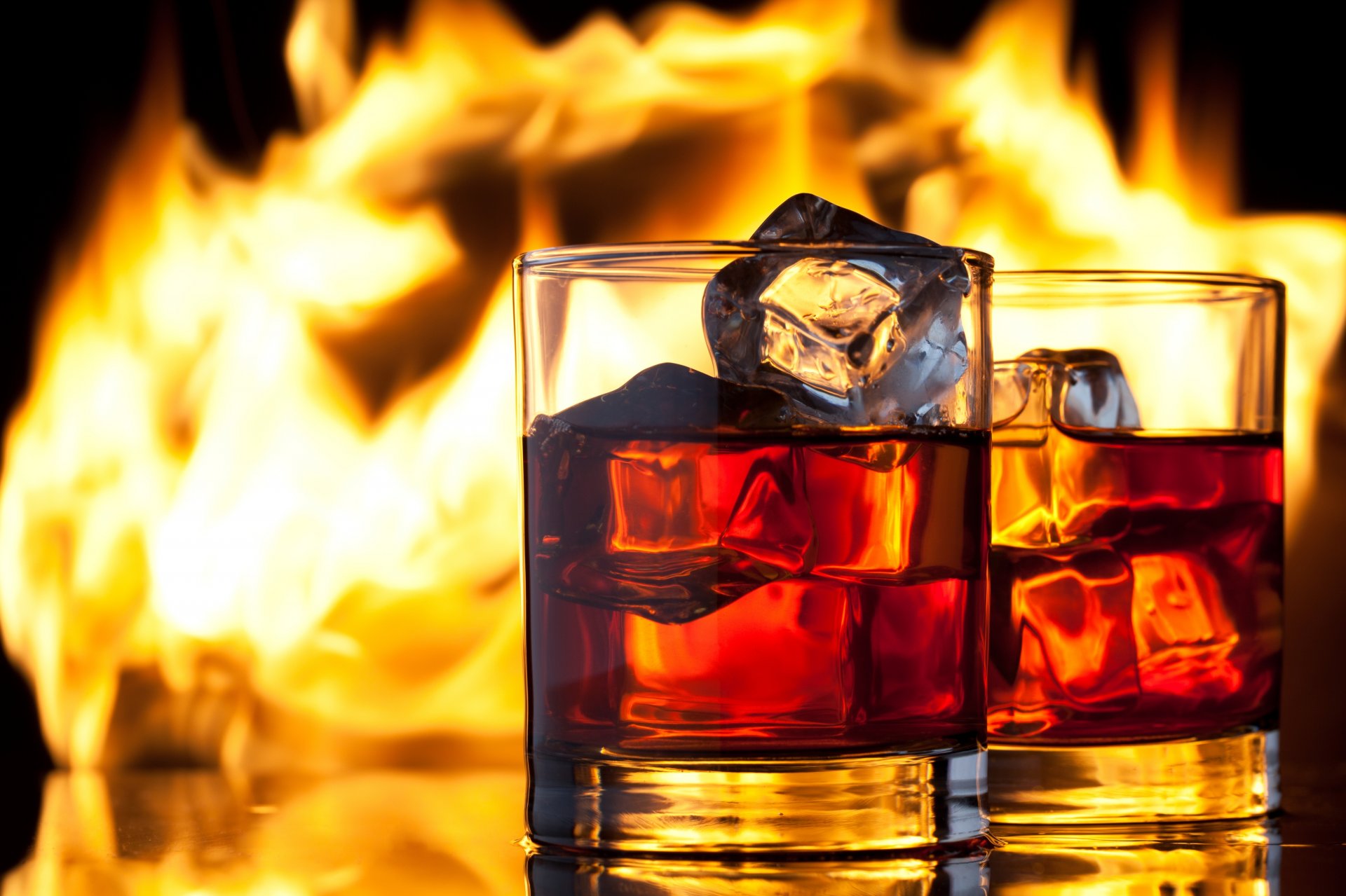 whisky boisson glace verres à vin feu flamme