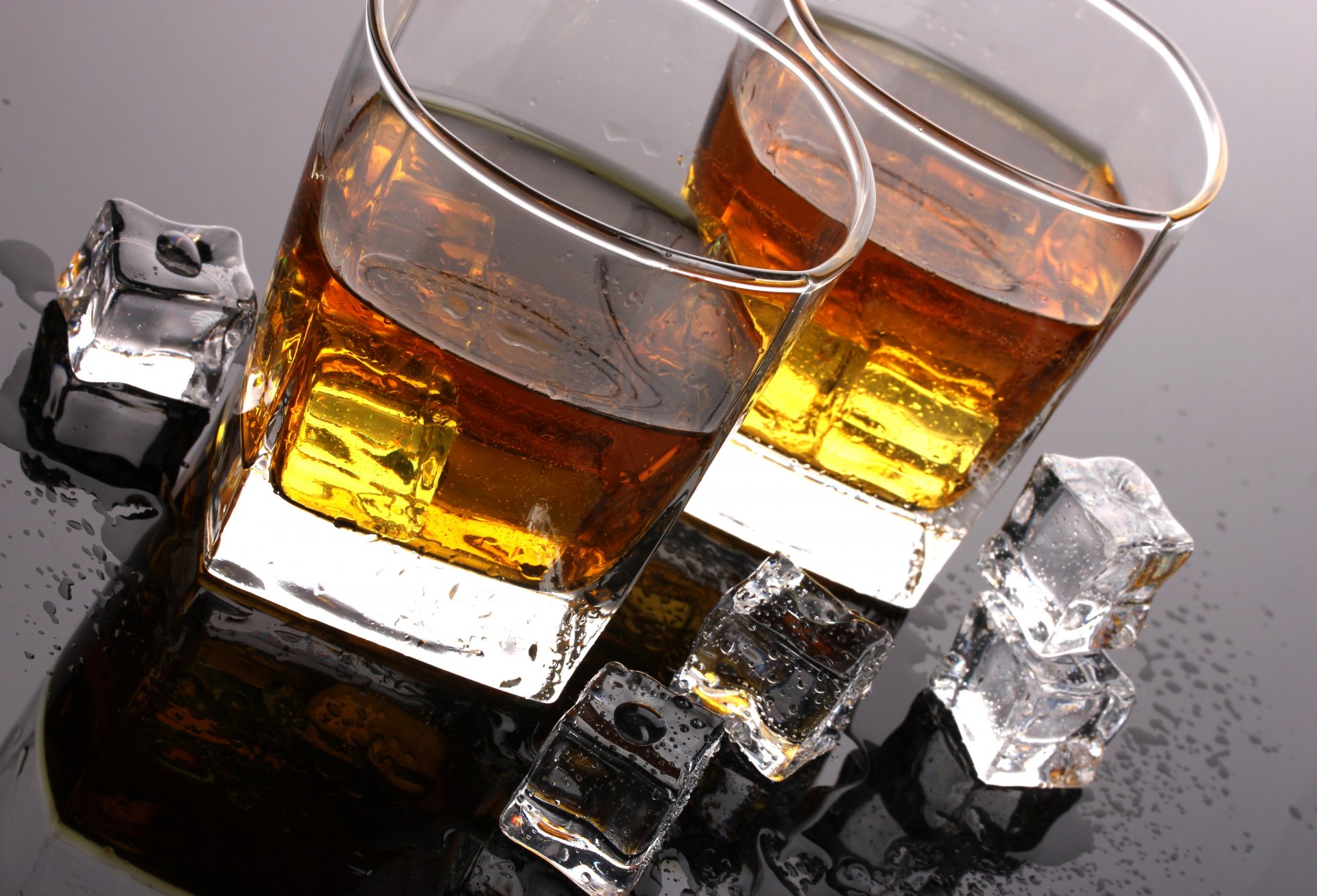 whisky ghiaccio cubetti gocce tavolo bevanda bicchieri bicchieri alcool