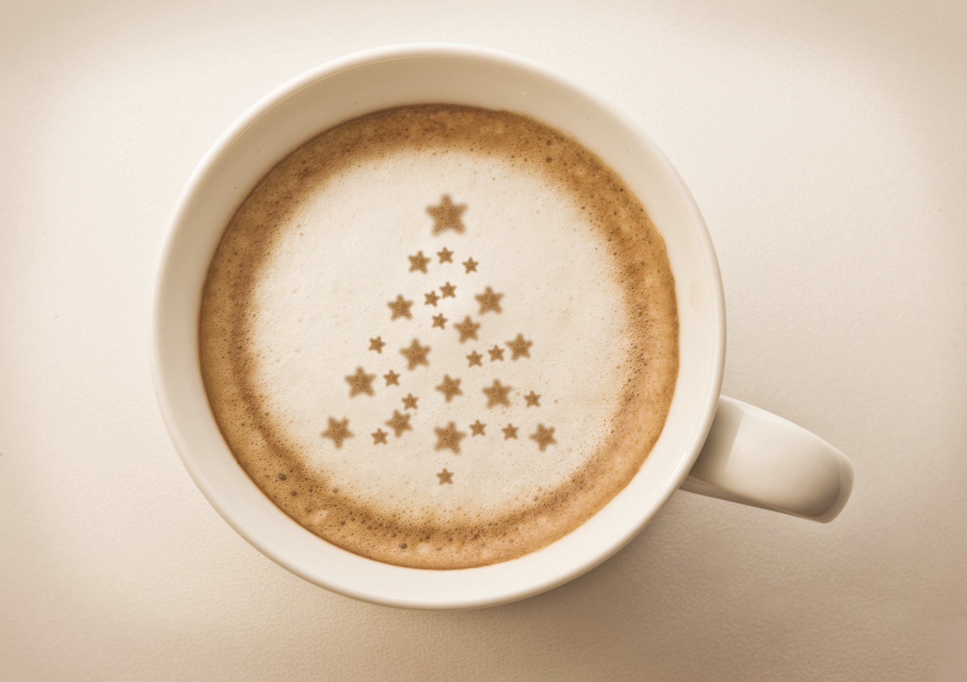 árbol de navidad estrellas espuma capuchino café bebida taza