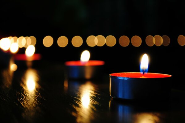 Flamme lumineuse de bougies sur la table