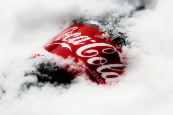 Beber Coca cola en la nieve en invierno