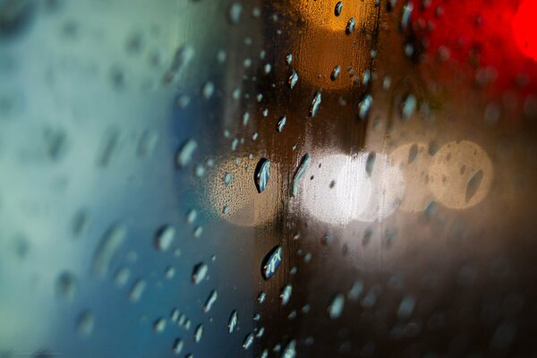 Gouttes d eau floues sur le verre