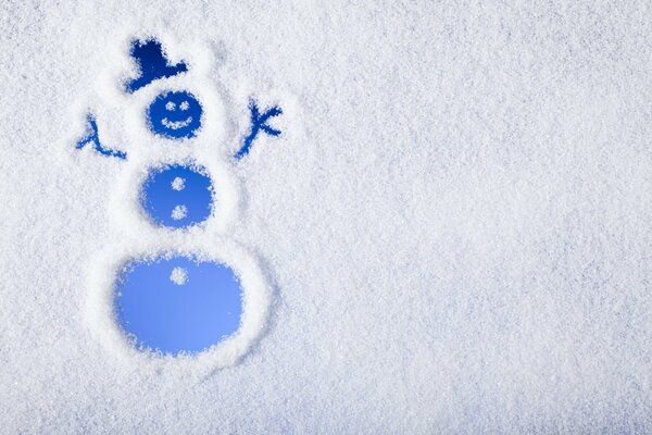 Muñeco de nieve azul sobre fondo blanco