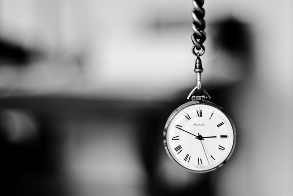 Pocket watch with black and white cephyrblat