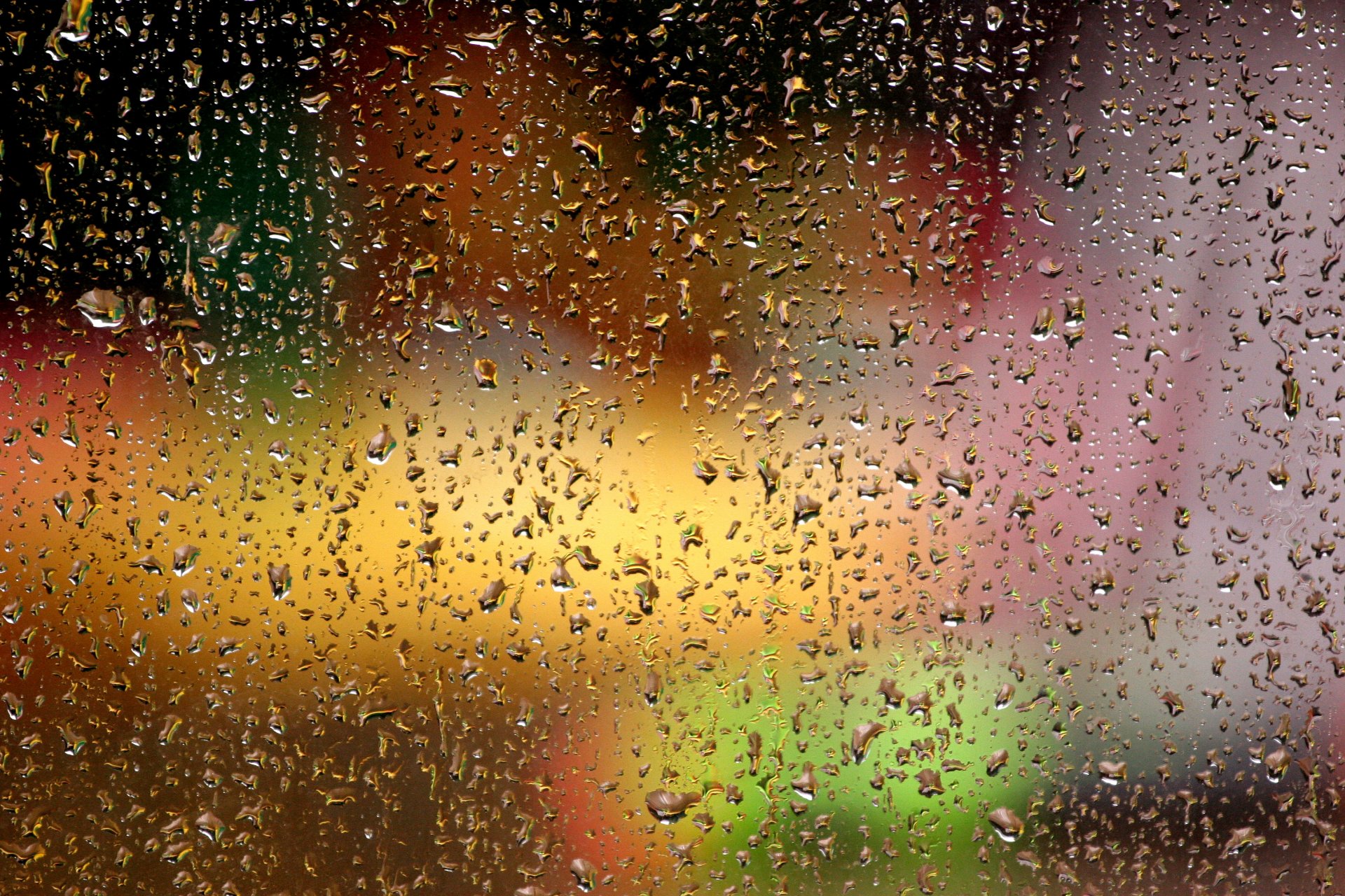 pluie gouttes gouttelettes verre lumières éblouissement