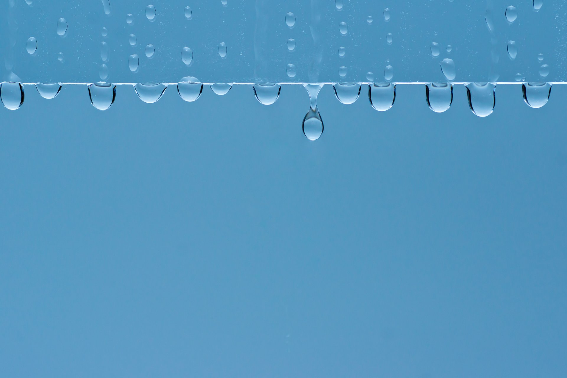 macro gotas minimalismo fondo azul