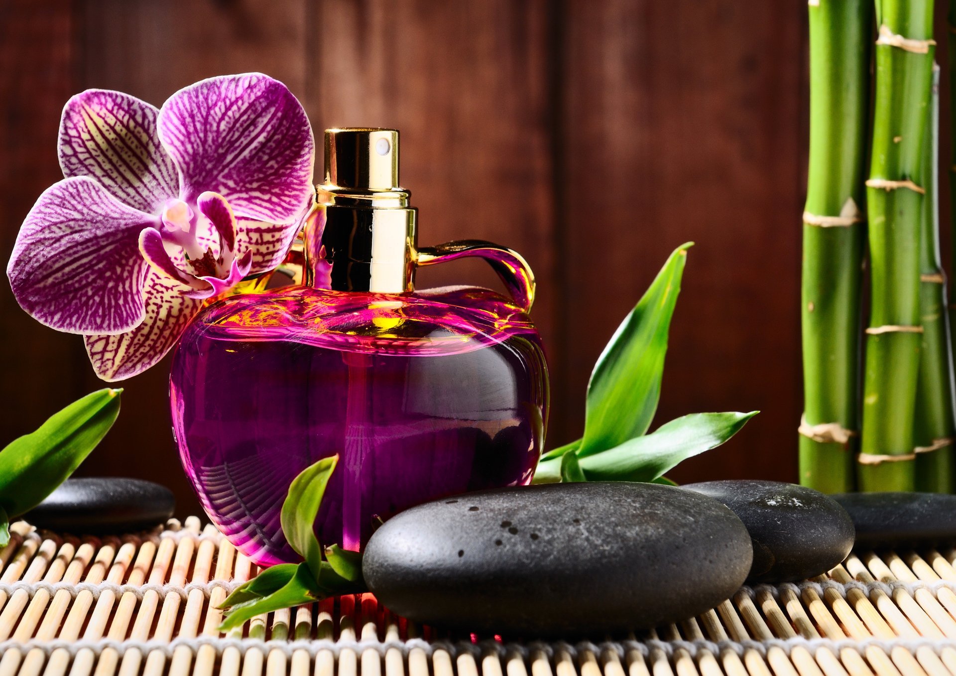 profumo bottiglia di profumo fiore orchidea pietre nero basalto massaggio spa di bambù