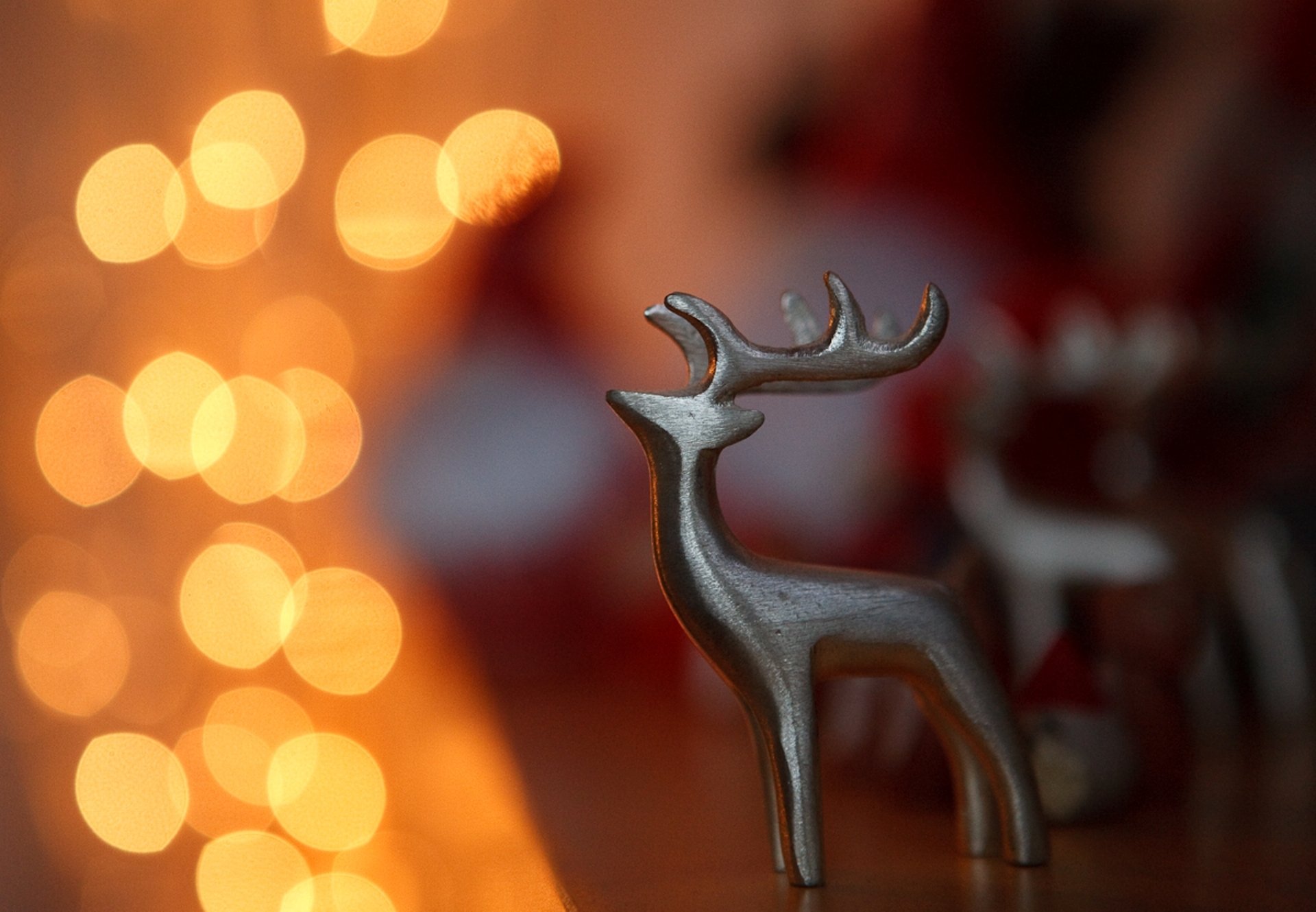 figurine statue reindeer close up photo lights garland bokeh