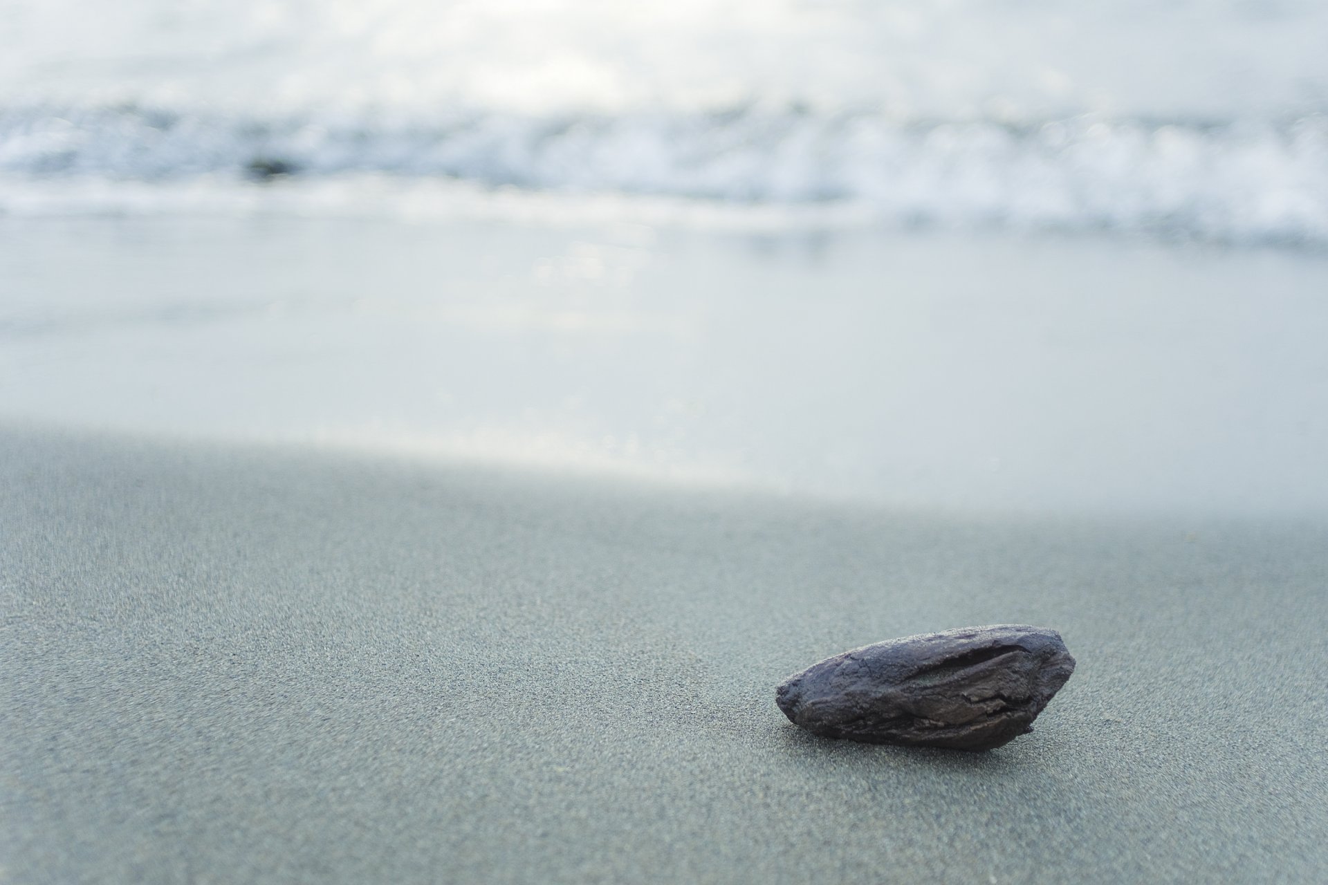 kamień piasek plaża brzeg szary srebrny morze fale woda natura makro spokój