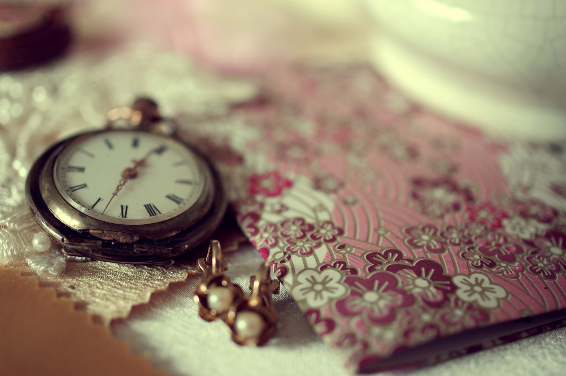orologio tempo orecchini notebook scrivania gioielli macro