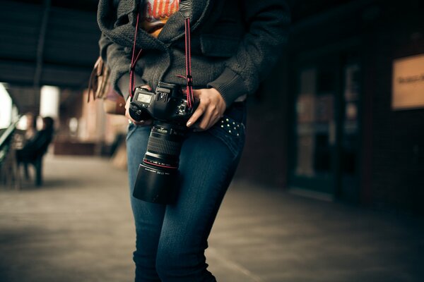 Ragazza in mano con una macchina fotografica canon