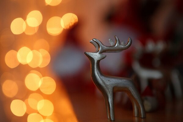 Statuette de cerf sur fond de bokeh orange