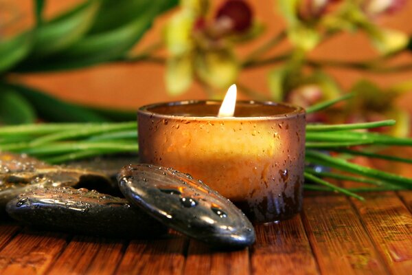 Hermosa imagen con piedras negras y velas