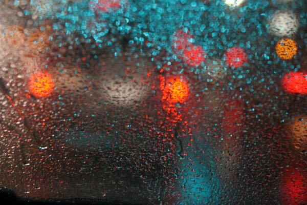 Route sous la pluie. Gouttes sur le verre