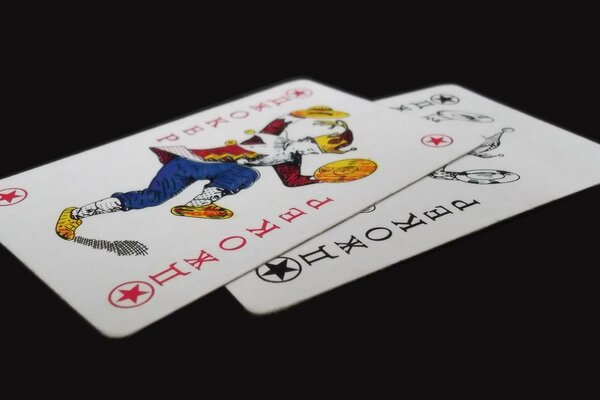 Deux cartes joker sur fond noir