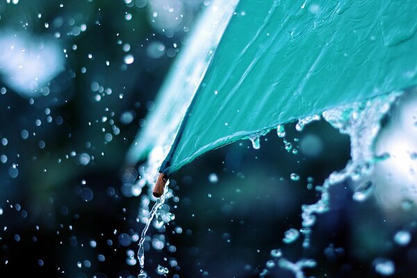 Regentropfen, die vom Regenschirm abfließen