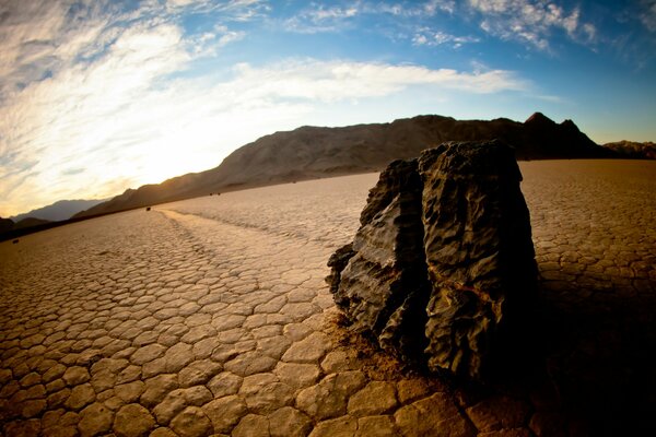 El valle de la muerte en los Estados Unidos y las piedras rastreras