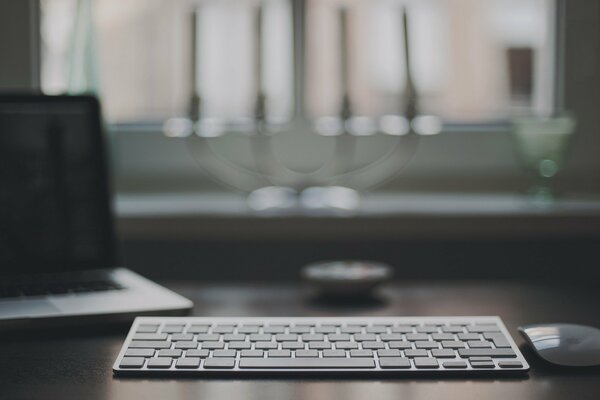 Desktop mit Tastatur, Maus und Laptop