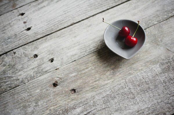 Dos cerezas dulces en un hermoso plato