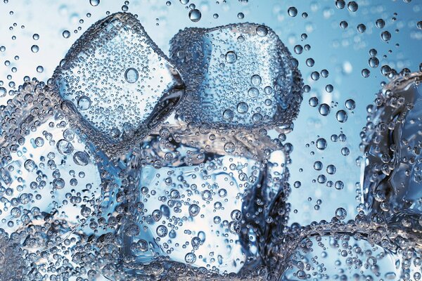 Hielo en agua con burbujas en marco