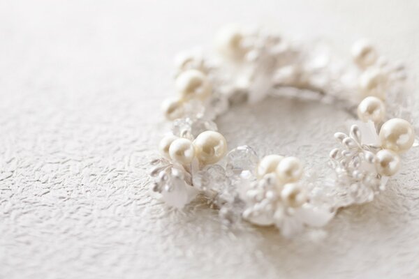 Bracelet de perles sur fond blanc