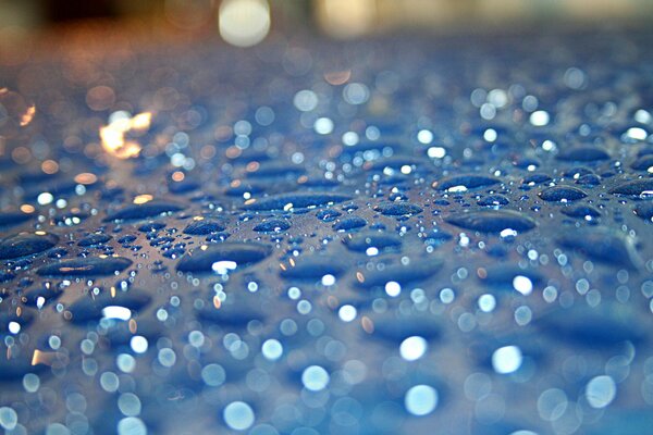 Gotas de lluvia sobre vidrio azul