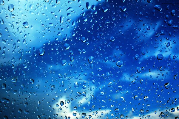 À travers les gouttes sur le verre, la vue du ciel s ouvre